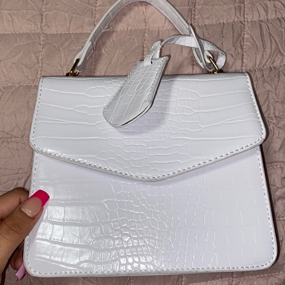 White shoulder/crossbody purse! Brand new.